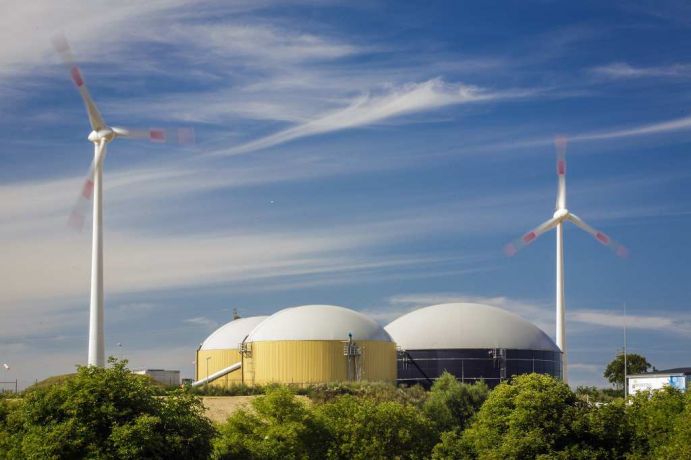 Die Energiewende ist die nachhaltige Energieversorgung in den Sektoren Strom, Wärme und Mobilität mit erneuerbaren Energien. Biogasanlagen und Windräder