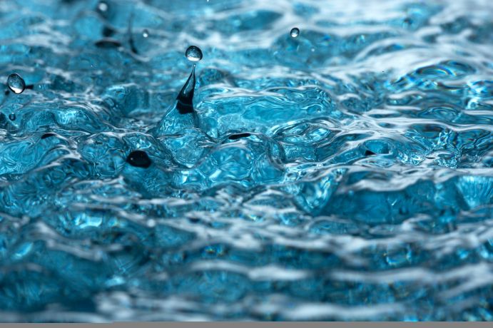 Sauberes Wasser gehört zu den Schwerpunktthemen des sektorübergreifenden Forschungsprogramms Wasser: N. Nahaufnahme von Wasser als Titelbild für die FONA-Themenseite "Nachhaltiges Wassermanagement"
