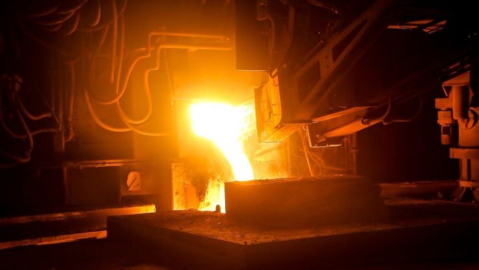 Roheisen wird weltweit vor allem in Hochöfen erzeugt. Durch den Einsatz fossiler Kohlenstoffträger fallen große Mengen klimarelevanter Prozess-Emissionen an. Die BMBF-Fördermaßnahme KlimPro-Industrie unterstützt die Unternehmen dabei, ihre Prozesse durch neue Verfahren und Technologien zu verbessern und so die Emissionen von Treibhausgasen zu verringern. Produktion von Roheisen in Hochöfen