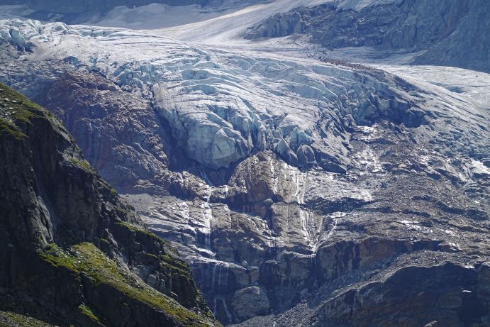 Der Silvrettagletscher im Schweizer Montafontal ist wie auch andere Alpengletscher vom Klimawandel stark bedroht. Der Silvrettagletscher im Schweizer Montafontal ist wie auch andere Alpengletscher vom Klimawandel stark bedroht.